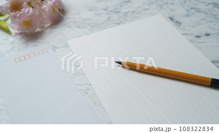 便箋と筆ペンと桜　春のお便りイメージ 108322834