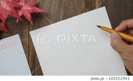 便箋と筆ペンと紅葉　秋のお便りイメージ 108322941