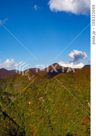 二口峠から見る紅葉する山々 二口峠から見る紅葉する山々 108323089