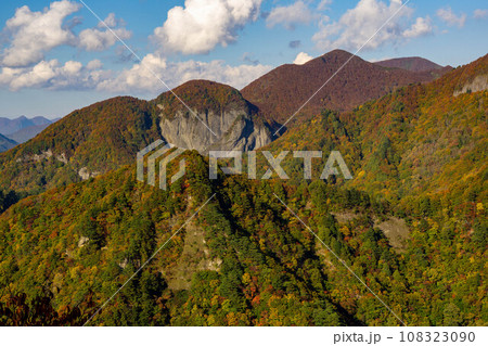 二口峠から見る紅葉する山々 二口峠から見る紅葉する山々 108323090