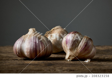 fresh raw garlic fresh raw garlic 108323158