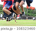 運動会で縄跳びする選手たち 108323460
