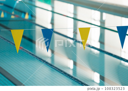 競技用プールの背泳標識三角旗 108323523
