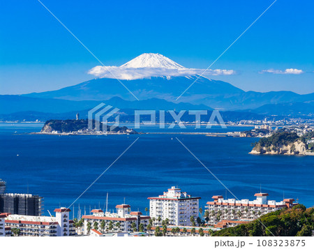 富士山と湘南海岸 108323875