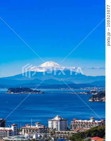 富士山と湘南海岸　縦構図 108323877