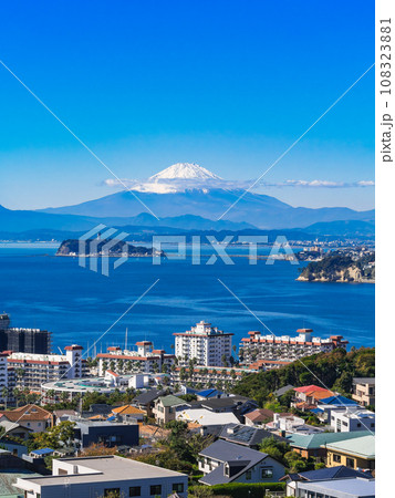 富士山と湘南海岸　縦構図 108323881