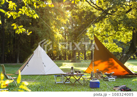 キャンプ場のテントとタープ キャンプ場のテントとタープ 108324005