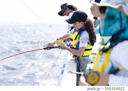 釣りを楽しむ女の子 108324022