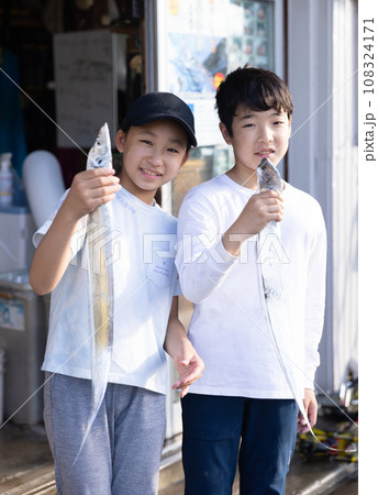 釣れた太刀魚を持つ子供 釣れた太刀魚を持つ子供 108324171