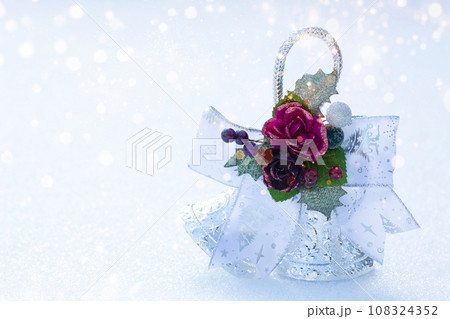 雪の上のクリスマスベル 雪の上のクリスマスベル 108324352