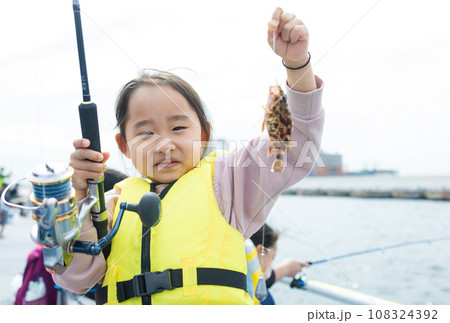 釣りを楽しむ女の子 釣りを楽しむ女の子 108324392