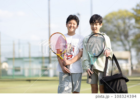 テニスを楽しむ小学生 テニスを楽しむ小学生 108324394