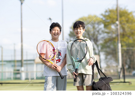 テニスを楽しむ小学生 108324396