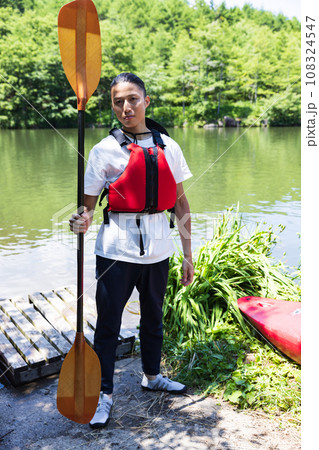 カヤックを楽しむ男性 108324547