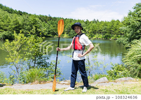 カヤックを楽しむ男性 108324636