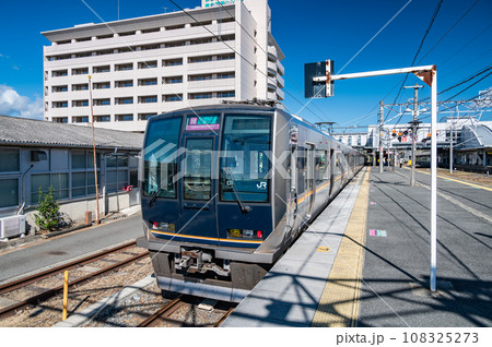学研都市線木津駅停車中の区間快速電車 108325273