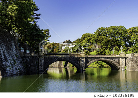 東京皇居外苑　皇居正門石橋（眼鏡橋）と伏見櫓　東京都千代田区 108326199