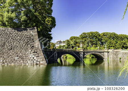 東京皇居外苑　皇居正門石橋（眼鏡橋）と伏見櫓　東京都千代田区 108326200