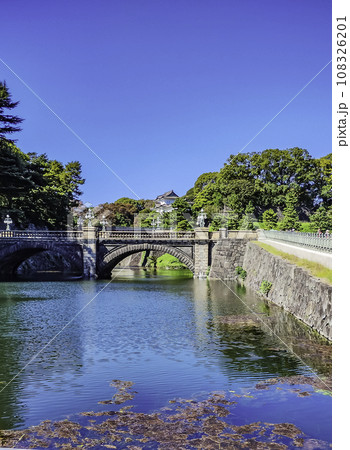 東京皇居外苑　皇居正門石橋（眼鏡橋）と伏見櫓　東京都千代田区 108326201
