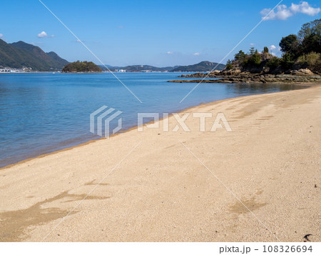 佐木島(広島県三原市)の砂浜と瀬戸内海の風景。 108326694