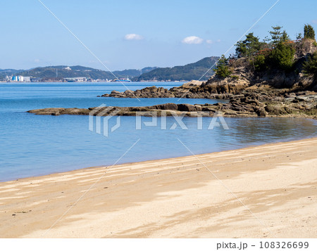 佐木島(広島県三原市)の砂浜と瀬戸内海の風景。 108326699