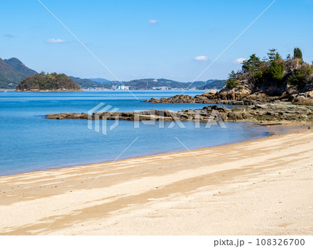 佐木島(広島県三原市)の砂浜と瀬戸内海の風景。 佐木島(広島県三原市)の砂浜と瀬戸内海の風景。 108326700
