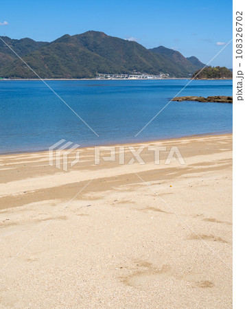佐木島(広島県三原市)の砂浜と瀬戸内海の風景。(縦構図) 佐木島(広島県三原市)の砂浜と瀬戸内海の風景。(縦構図) 108326702