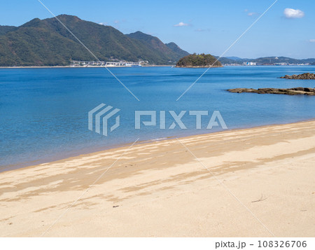 佐木島(広島県三原市)の砂浜と瀬戸内海の風景。 108326706
