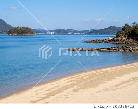 佐木島(広島県三原市)の海岸と瀬戸内海の風景。 108326712