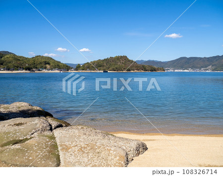 佐木島(広島県三原市)の海岸と瀬戸内海の風景。 佐木島(広島県三原市)の海岸と瀬戸内海の風景。 108326714