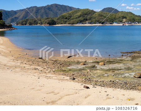 佐木島(広島県三原市)の海岸と瀬戸内海の風景。 佐木島(広島県三原市)の海岸と瀬戸内海の風景。 108326716