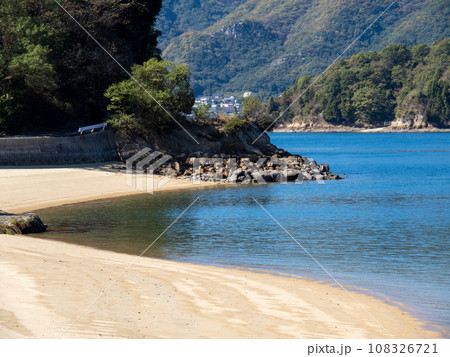 佐木島(広島県三原市)の砂浜と瀬戸内海の風景。 108326721