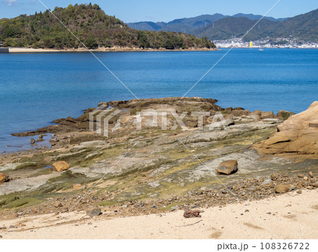 佐木島(広島県三原市)の海岸と瀬戸内海の風景。 佐木島(広島県三原市)の海岸と瀬戸内海の風景。 108326722