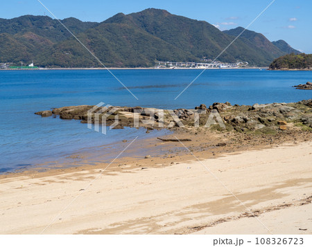 佐木島(広島県三原市)の海岸と瀬戸内海の風景。 佐木島(広島県三原市)の海岸と瀬戸内海の風景。 108326723