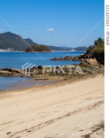 佐木島(広島県三原市)の海岸と瀬戸内海の風景。(縦構図) 佐木島(広島県三原市)の海岸と瀬戸内海の風景。(縦構図) 108326725