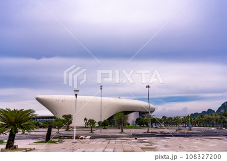 ベトナムハロン湾海岸沿いにあるドルフィンパレスの建物 108327200