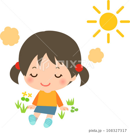 原っぱに座り日射しを浴びる女の子、日光浴 108327317