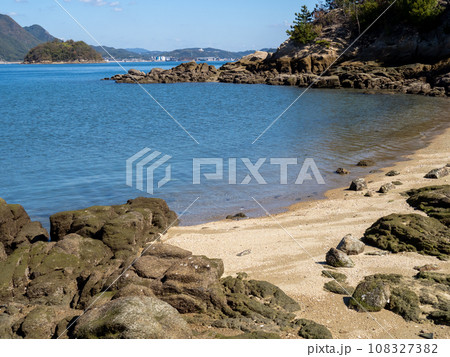 佐木島(広島県三原市)の海岸と瀬戸内海の風景。 佐木島(広島県三原市)の海岸と瀬戸内海の風景。 108327382