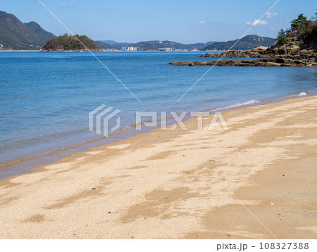 佐木島(広島県三原市)の砂浜海岸と瀬戸内海の風景。 佐木島(広島県三原市)の砂浜海岸と瀬戸内海の風景。 108327388