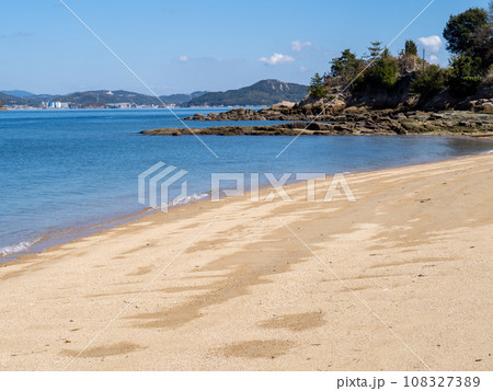 佐木島(広島県三原市)の砂浜海岸と瀬戸内海の風景。 108327389