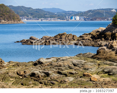 佐木島(広島県三原市)の海岸の岩場と穏やかで美しい瀬戸内海の風景。 佐木島(広島県三原市)の海岸の岩場と穏やかで美しい瀬戸内海の風景。 108327397