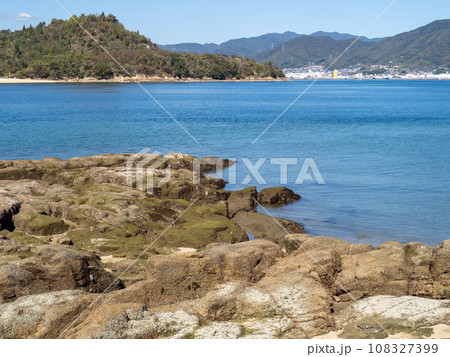佐木島(広島県三原市)の海岸と穏やかで美しい瀬戸内海の風景。 108327399