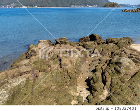 佐木島(広島県三原市)の海岸と穏やかで美しい瀬戸内海の風景。 佐木島(広島県三原市)の海岸と穏やかで美しい瀬戸内海の風景。 108327401