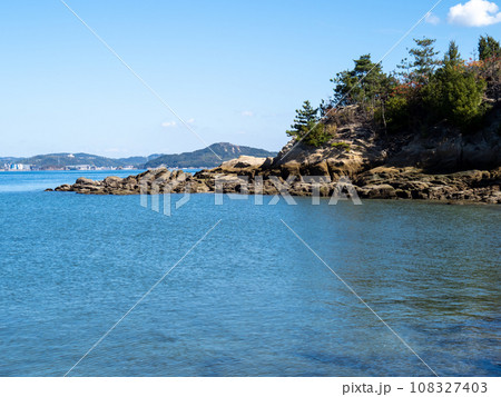 佐木島(広島県三原市)の海岸の岩場と瀬戸内海の風景。 108327403