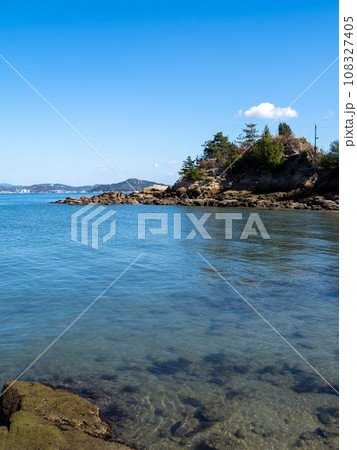 佐木島(広島県三原市)の海岸の岩場と瀬戸内海の風景。(縦構図) 108327405