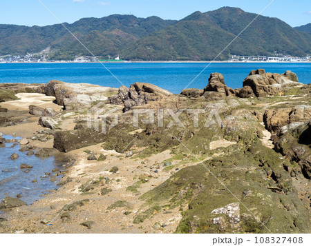 佐木島(広島県三原市)の海岸と瀬戸内海の風景。 佐木島(広島県三原市)の海岸と瀬戸内海の風景。 108327408