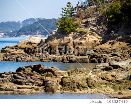 佐木島(広島県三原市)の海岸の岩場と瀬戸内海の風景。 佐木島(広島県三原市)の海岸の岩場と瀬戸内海の風景。 108327410