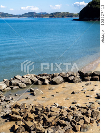 佐木島(広島県三原市)の海岸と瀬戸内海の風景。(縦構図) 108327413