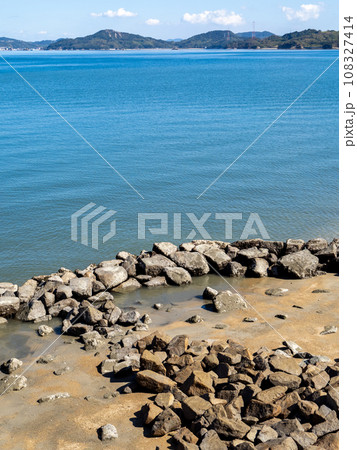 佐木島(広島県三原市)の海岸と瀬戸内海の風景。(縦構図) 108327414