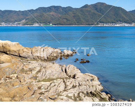 佐木島(広島県三原市)の海岸と瀬戸内海の風景。 佐木島(広島県三原市)の海岸と瀬戸内海の風景。 108327419